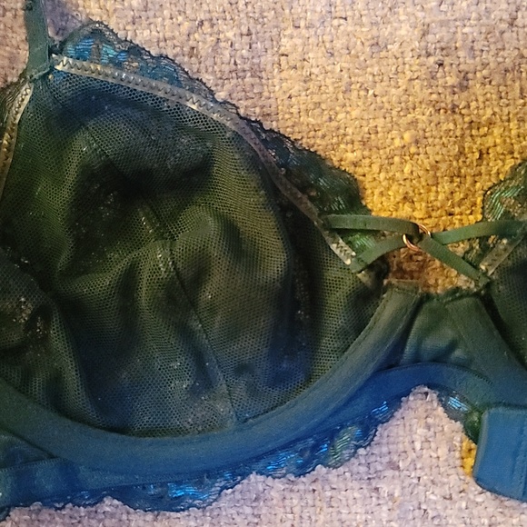 La senza lace Bralette "Lagoon" or "auqa" in color? More blue than green. - Picture 2 of 6